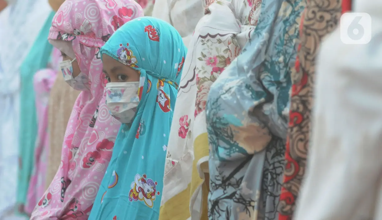 <p>Seorang anak saat melakukan Sholat Idul Fitri di halaman Masjid Agung Ibnu Batutah pada kompleks peribadatan Puja mandala di kawasan Nusa Dua, Bali, Senin (2/5/20222). Perayaan Idulfitri 1443 H berjalan dengan khidmat dan menerapkan protokol kesehatan. (merdeka.com/Arie Basuki)</p>