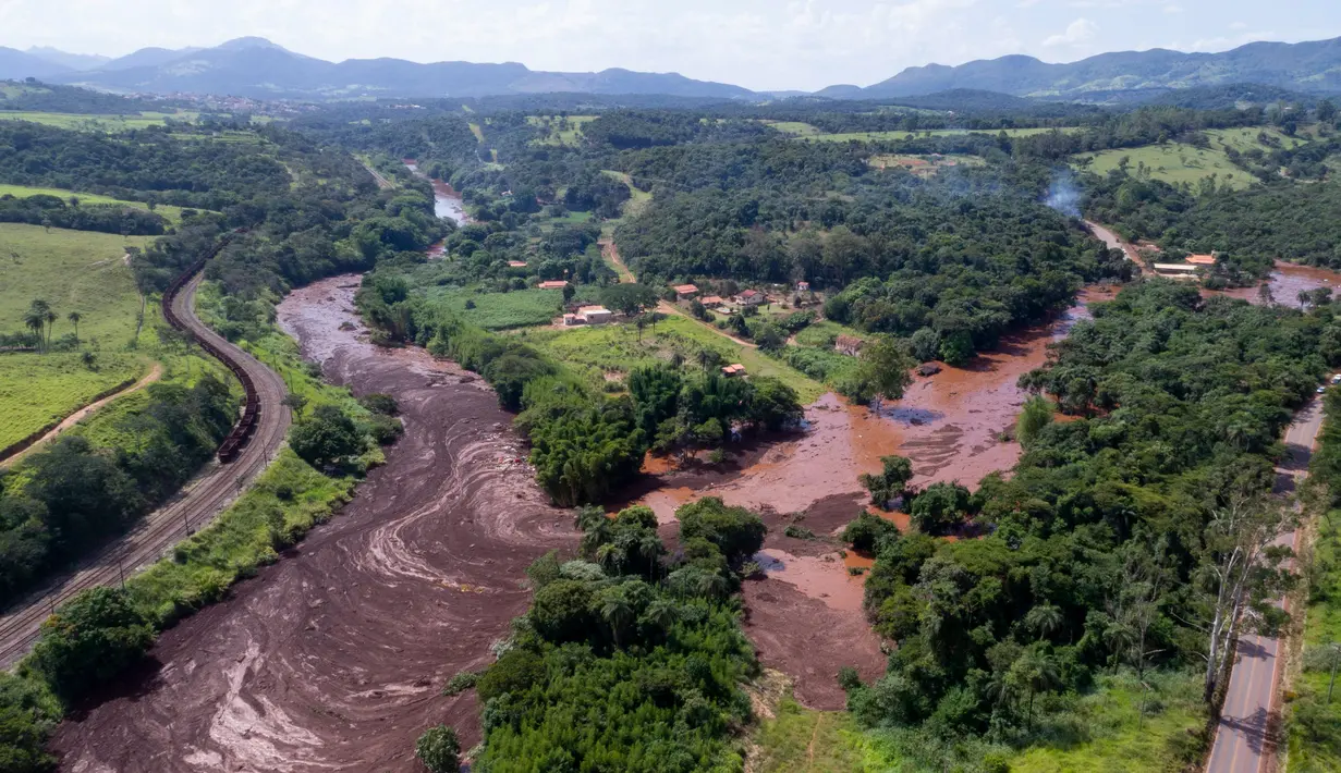Pemandangan udara akibat banjir yang dipicu jebolnya bendungan di Brumadinho, Brasil, Jumat (25/1). Air cokelat bercampur lumpur membanjiri daerah di bawahnya. (Bruno Correia/Nitro via AP)