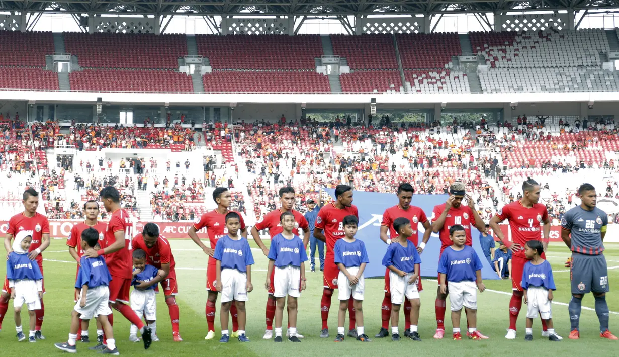 Putra putri dari anggota The Jakmania berpose saat menjadi Player Escort Kids pada laga Piala AFC 2019 antara Persija Jakarta melawan Ceres Negros di SUGBK, Jakarta, Selasa (23/4). Kesempatan ini diberikan oleh Allianz. (Bola.com/M. Iqbal Ichsan)