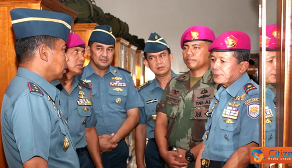 Citizen6, Merauke: Danyonmarhanlan XI Merauke Mayor Marinir Sulistyo Tri Yuliarto menerima kunjungan kerja Pangarmatim dan Danpasmar-1 di Kesatrian Yonmarhanlan XI, Leprosari, Merauke, Jumat (25/5). (Pengirim: Marinir)