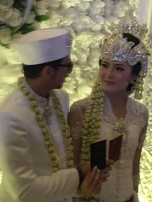 Acara sakral yang menjadi momen bersejarah itu dilangsungkan di Sport Centre, Alam Sutera, Tangerang. Senyuman bahagia terpancar dari wajah keduanya setelah kata ‘sah’ meresmikan hubungan mereka sebagai suami istri. (Instagram/hera_moza)