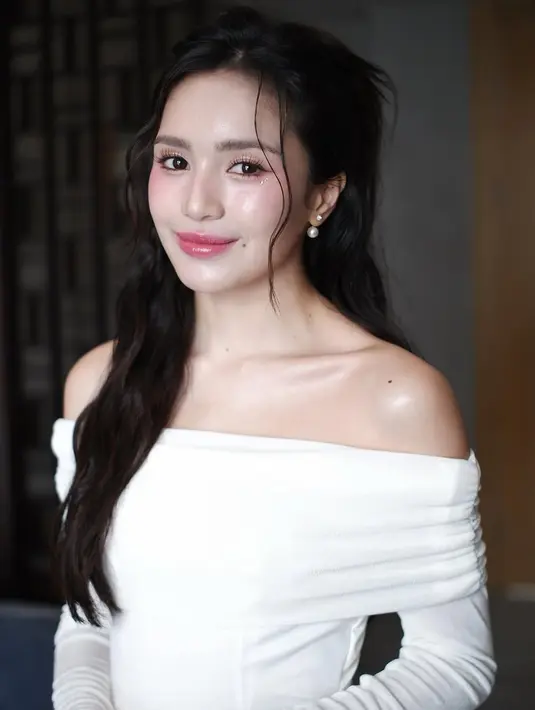 Rambut panjang Beby Tsabina ditata dengan curl half up do mirip gaya rambut para KPop Ido [@bebytsabina]