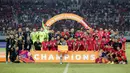 <p>Selebrasi skuad Timnas Indonesia U-19 dengan trofi juara Piala AFF U-19 2024 usai mengalahkan Thailand U-19 pada laga final di Stadion Gelora Bung Tomo, Surabaya, Senin (29/7/2024). (Bola.com/Bagaskara Lazuardi)</p>