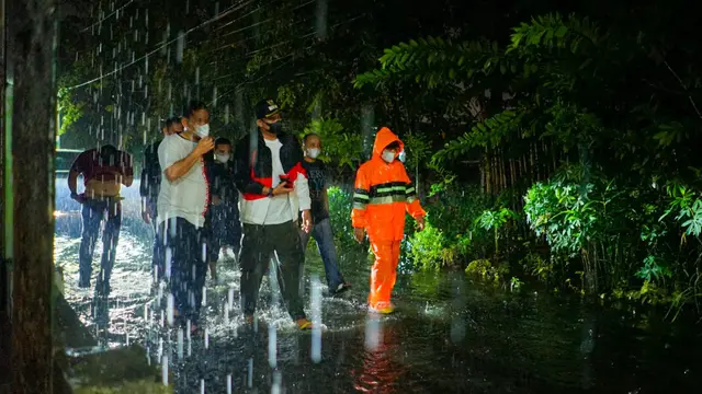 Terobos Hujan dan Angin Kencang di Tengah Malam, Bobby Nasution Pantau Rumah Warga Korban Puting Beliung di Denai