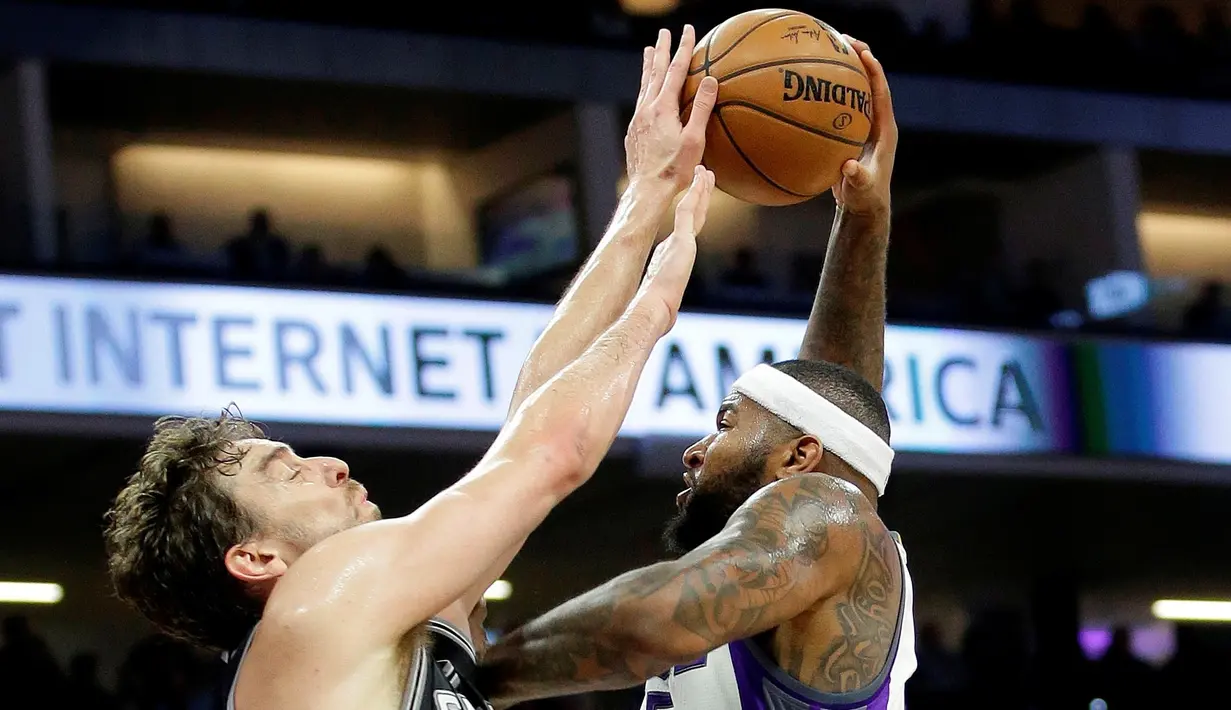 Penampilan cemerlang Pau Gasol antar San Antonio Spurs hempaskan tuan rumah Sacramento Kings 110-105 dalam laga reguler NBA 2016-2017 di Golden 1 Center, Sacramento, Kamis (17/11/2016) WIB. (AP Photo/Rich Pedroncelli)