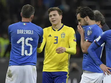 Pemain Italia tampak kecewa usai ditahan imbang Swedia pada laga leg kedua playoff Piala Dunia 2018, di Stadion Giuseppe Meazza, Senin (13/11/2017). Italia bermain imbang 0-0 dengan Swedia. (AFP/Miguel Medina)