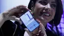 Pengunjung memegang Samsung Galaxy Z Flip yang ditampilkan pada acara Unpacked 2020 di San Francisco, Selasa (11/2/2020). Mengusung layar berukuran 6,7 inci dan beresolusi 1080 x 2636 piksel, Samsung juga mengunggulkan layar sekunder berukuran 1,1 inci di bagian depan perangkat. (AP/Jeff Chiu)