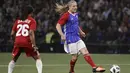 Gelandang Emmanuel Petit menggiring bola dari kawalan Edgar Davids saat pertandingan tim Prancis 98 dengan tim FIFA 98 di Arena U, Paris (12/6). Pertandingan ini memperingati 20 tahun kemenangan Prancis di Piala Dunia 1998. (AFP Photo/Thomas Samson)