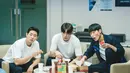 Dia juga bersantai bersama teman-temannya sambil menyantap ayam goreng. Hidup Kim Ji Yong di siang hari memang tampak normal seperti mahasiswa kebanyakan. (Foto: Disney+ Hotstar)