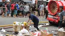 19 unit dan 95 personel pemadam kebakaran secara bertahap dikerahkan ke Pasar Induk Kramat Jati. Tampak dalam foto, pedagang berupaya menyelamatkan sisa dagangannya setelah api yang membakar Pasar Induk Kramat Jati Jakarta berhasil dipadamkan pada Senin (15/12/2025). (merdeka.com/magang/Rendi Saputra)
