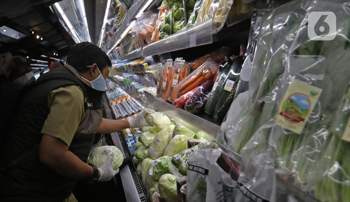 Petugas lab dari Dinas Ketahanan Pangan, Kelautan, dan Pertanian (KPKP) Provinsi DKI Jakarta mengecek sayuran di Swalayan Gelael, Pancoran, Jakarta, Senin (21/12/2020). Uji sampel tersebut dilakukan untuk pengawasan pangan jelang perayaan Natal dan Tahun Baru 2020. (Liputan6.com/Herman Zakharia)