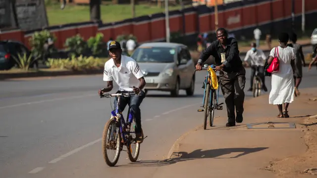 Pandemi Covid-19, Warga Uganda Berakitivitas Pakai Sepeda