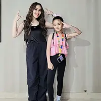 Ayu Ting Ting mengajak Bilqis hingga dua hari konser Blackpink. Di hari kedua mereka tampil chic, Ayu serba hitam, Bilqis mengenakan atasan pink. (@ayutingting).