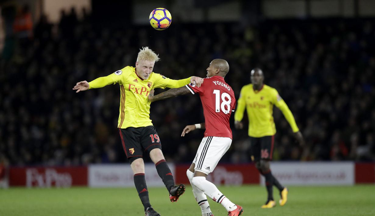 Duel pemain Watford, Will Hughes (kiri) dan pemain Manchester United, Ashley Young pada lanjutan Premier League di Vicarage Road stadium, Watford, (28/11/2017). MU menang 4-2.  (AP/Matt Dunham)