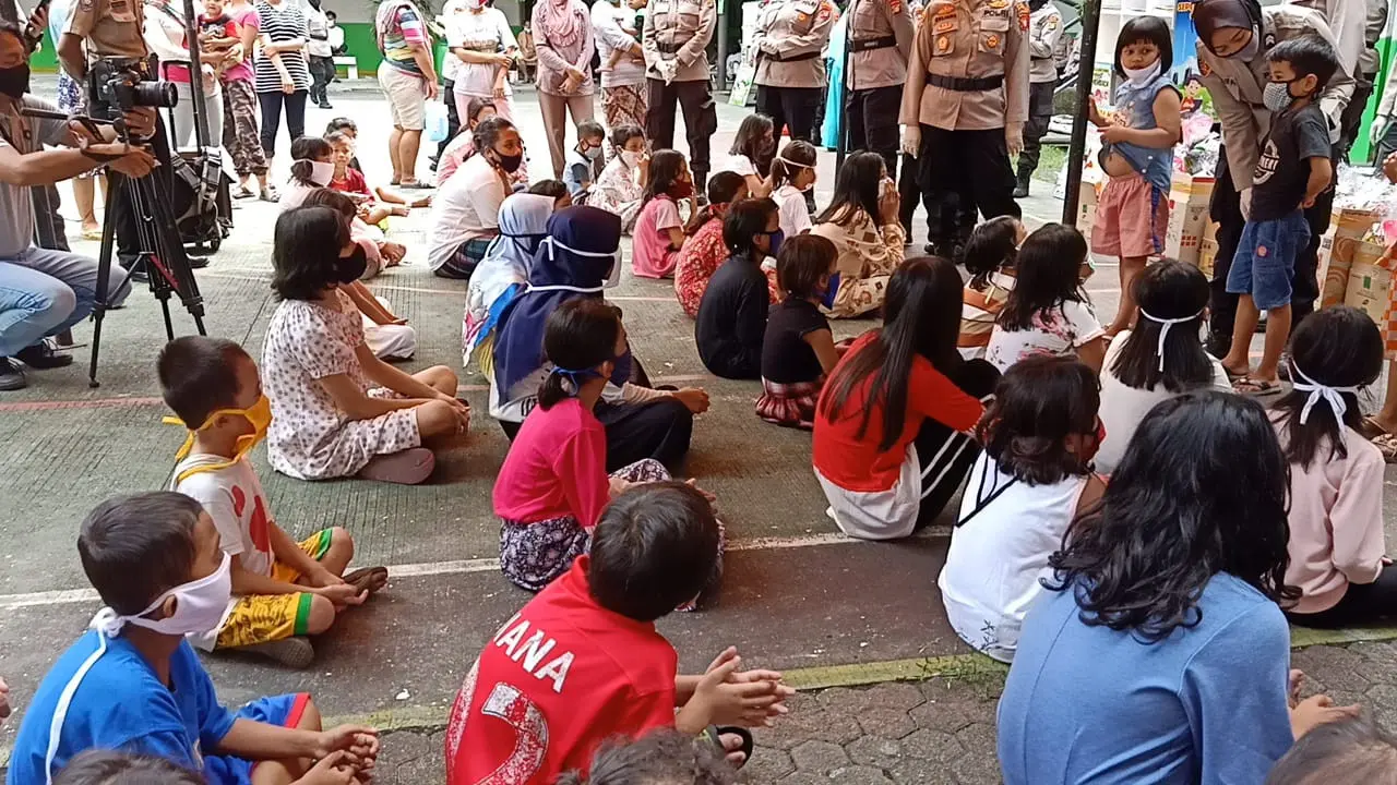 Kapolres Metro Jakarta Barat Kombes Pol Audie S Latuheru mendatangi salah satu posko pengungsian yang ada di Sekolah Candra Naya. Dia mendengarkan keluh-kesah pengungsi.