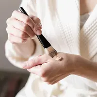 Teknik aplikasi foundation yang tepat agar hasil makeup flawless. (foto: jcomp/freepik)