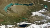 Danau Balkhash terletak di dua negara. Dilihat dari International Space Station, sebuah danau di Bumi tampak berwarna keemasan saat sinar matahari menerpanya. (Sumber NASA)