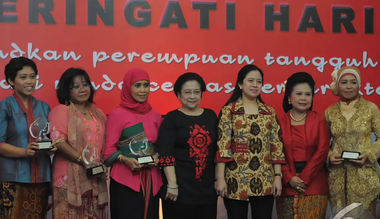 Penerima Sarinah Award berpose bersama Ketua Umum PDIP Megawati Soekarno Putri dan Menteri Puan Maharani, Jakarta, Senin (22/12/2014). (Liputan6.com/Herman Zakharia)