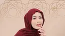 Dalam unggahannya di media sosial, aktris berbakat ini tampil memukau dengan tren hijab pashmina meleyot yang sedang digandrungi banyak hijabers.  [@ambyamandamanopo].