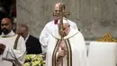 “Hati kami di Betlehem,” kata Paus Fransiskus dalam Misa Malam Natal seperti dikutip AFP pada Senin, 25 Desember 2023. (AP Photo/Gregorio Borgia)