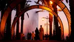 Pengunjung menikmati pantai Laut Merah dengan pemandangan Air Mancur Raja Fahd di Jeddah, Arab Saudi, Jumat (18/10/2019). Air Mancur Raja Fahd atau King Fahd's Fountain disebut juga dengan nama The Jeddah Fountain. (AP Photo/Amr Nabil)