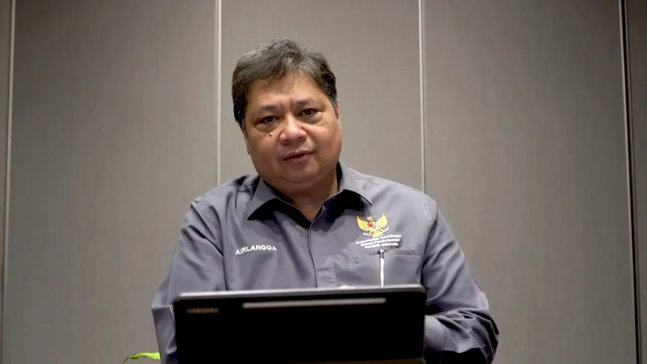 Menteri Koordinator Bidang Perekonomian Airlangga Hartarto secara virtual dalam Webinar Economic & Business Outlook 2023
