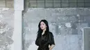 Song Hye Kyo tampil effortless dengan satin dress hitam beraksen kerut di pinggang. Dipadu dengan heels biru muda yang kontras [@kyo1122]