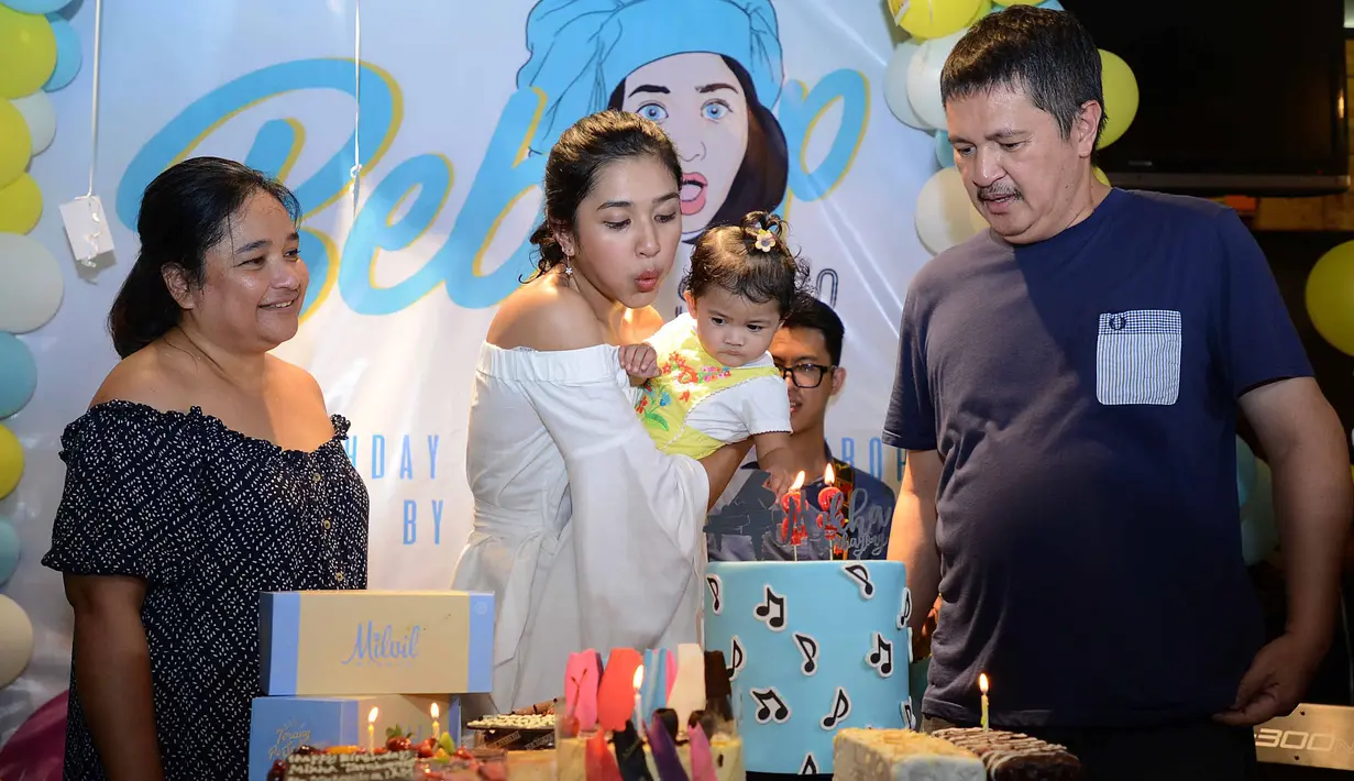 Pemeran Mikha Tambayong baru saja merayakan ulang tahun ke-23. Tidak banyak artis yang diundang merayakan hari jadinya tersebut. Hanya keluarga dan Mikha Lovers sapaan para penggemarnya. (Nurwahyunan/Bintang.com)