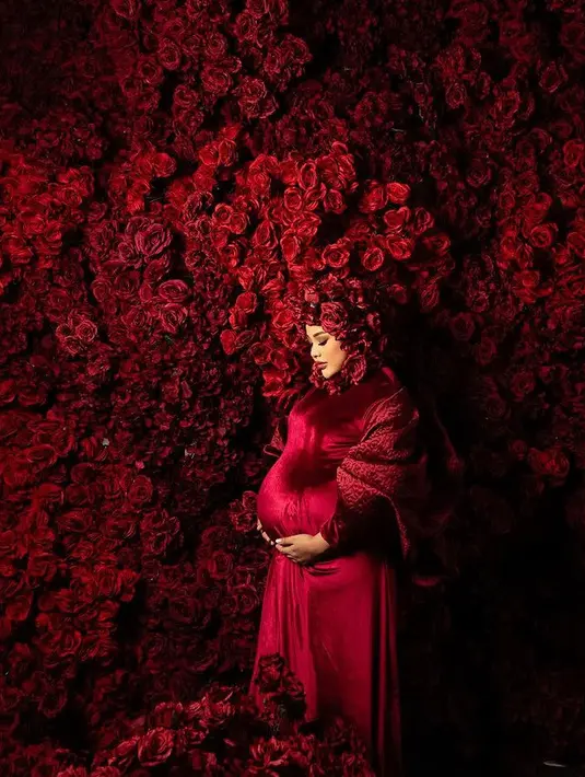 Aurel tampak mengenakan gaun merah maroon dari desainer Julianto dipadukan dengan coat warna serasi. Gaun tersebut pun menampilkan baby bump di usia kehamilan ke 9 bulan. [@aurelie.hermansyah]