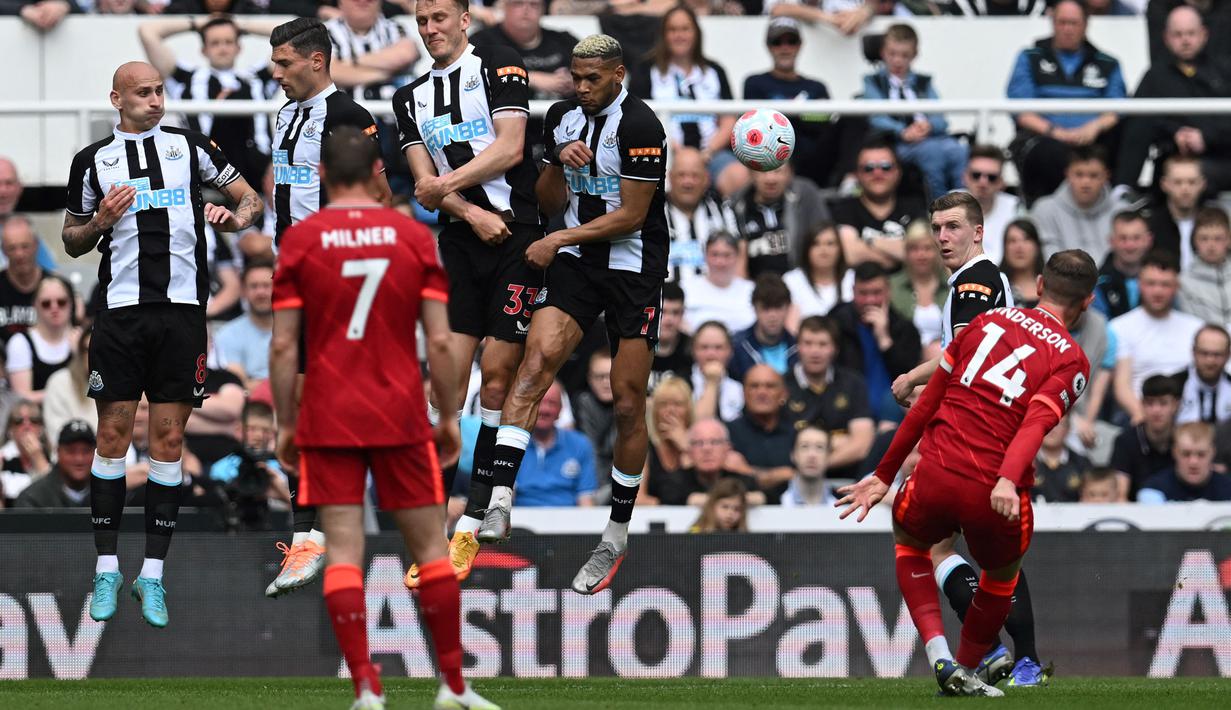 <p>Sang kapten, Jordan Henderson juga tak mau kalah. Ia mendapatkan bagian untuk menembak ke gawang Dubravka lewat tendangan bebas usai Sadio Mane dilanggar oleh Bruno Guimarães. Sayangya, bola hasil sepakannya masih melebar. (AFP/Paul Ellis)</p>