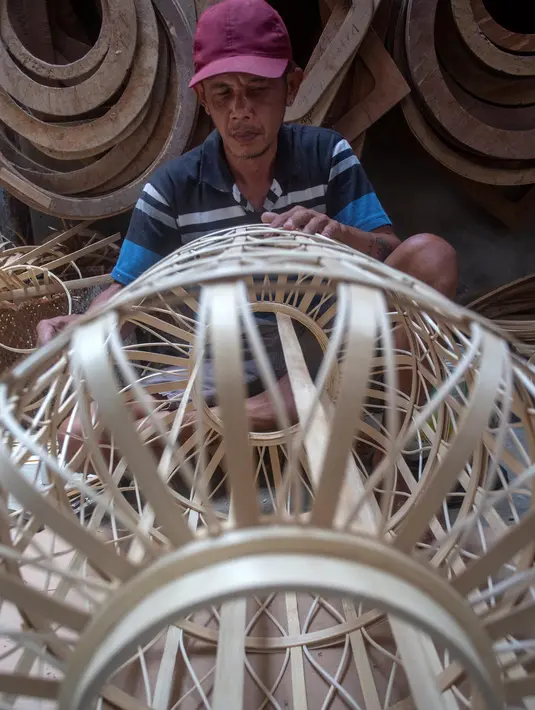 Rata-rata, produsen kerajinan ini mengekspor 2.500 hingga 6.000 barang setiap bulan. (DEVI RAHMAN/AFP)