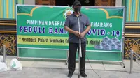 Wali Kota Semarang, Hendrar Prihadi bersama DMI Kota Semarang memberikan bantuan sosial berupa sembako kepada seluruh Takmir Masjid dan Musholla di Kota Semarang.