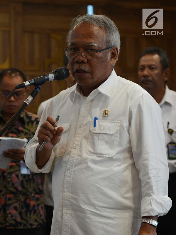 Menteri PUPR, Basuki Hadimuljono menggelar konferensi pers di Jakarta, Selasa (4/12). Dalam kesempatan itu, Menteri Basuki menyesalkan peristiwa penembakan terhadap 31 pekerja proyek Istaka Karya yang tengah membangun Trans Papua (Merdeka.com/Imam Buhori)