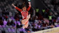 Penampilan gymnast Indonesia, Alarice Mallica Prakoso di balance beam pada Kejuaraan Dunia Gymnastic 2025 yang berlangsung di Indonesia Arena, Senayan, Jakarta, Selasa (21/10/2025). (Bola.com/Bagaskara Lazuardi)
