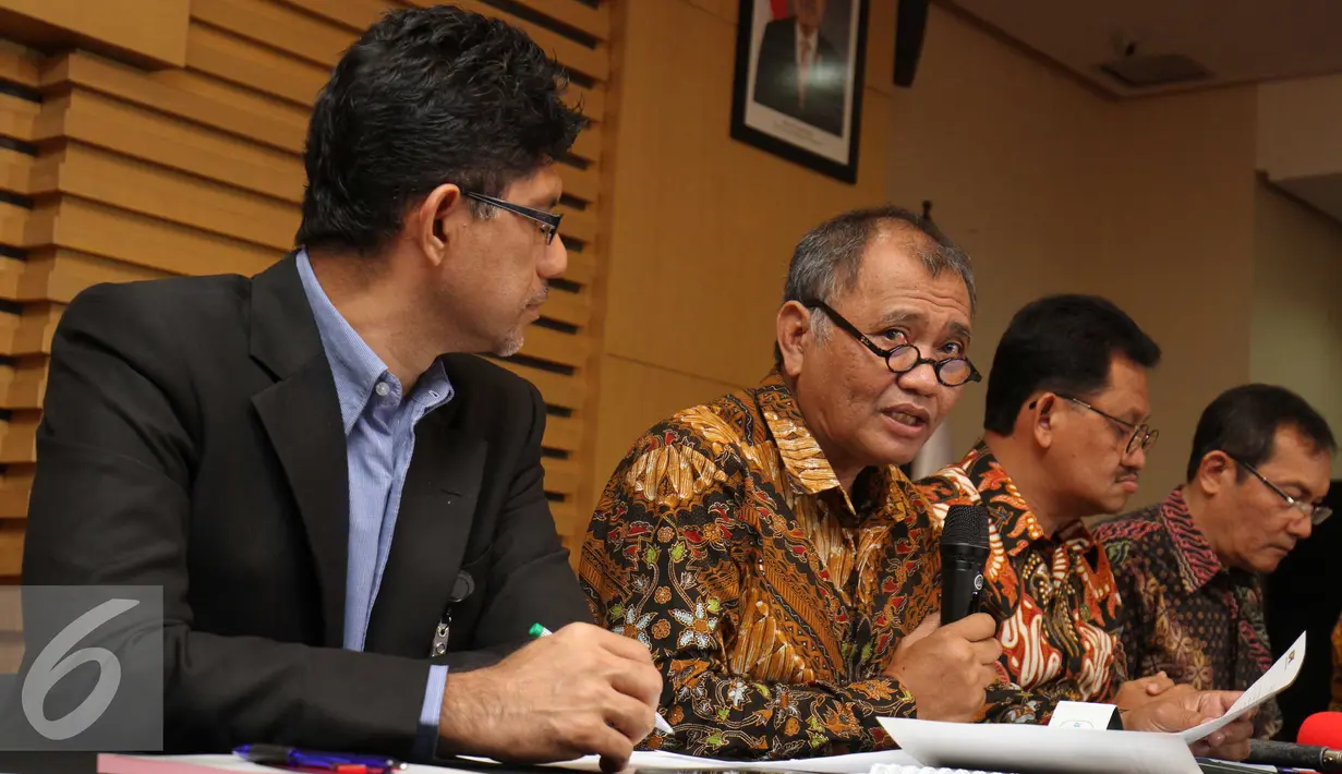 Ketua KPK Agus Rahardjo memberikan keterangan mengenai OTT terkait dugaan suap Kejaksaan Tinggi DKI Jakarta di Gedung KPK, Jumat (1/4). Dalam OTT itu KPK berhasil menangkap 2 orang dari PT Brantas dan satu orang pihak swasta. (Liputan6.com/Faizal Fanani)