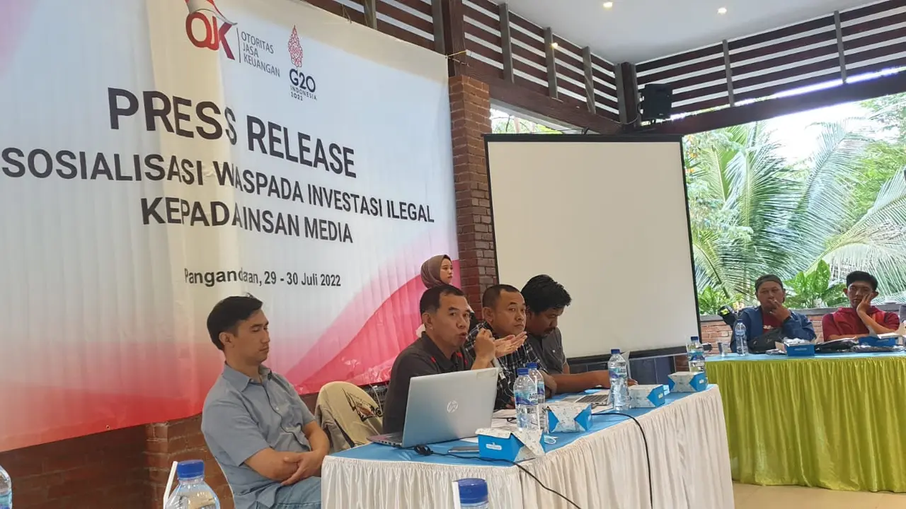 Kepala OJK Tasikmalaya Edi Ganda Permana, tengah memberikan materi mengenai invetasi dalam kegiatan Sosialisasi Waspada Investasi Ilegal, di kawasan wisata Citumang, Pangandaran. (Liputan6.com/Jayadi Supriadin)