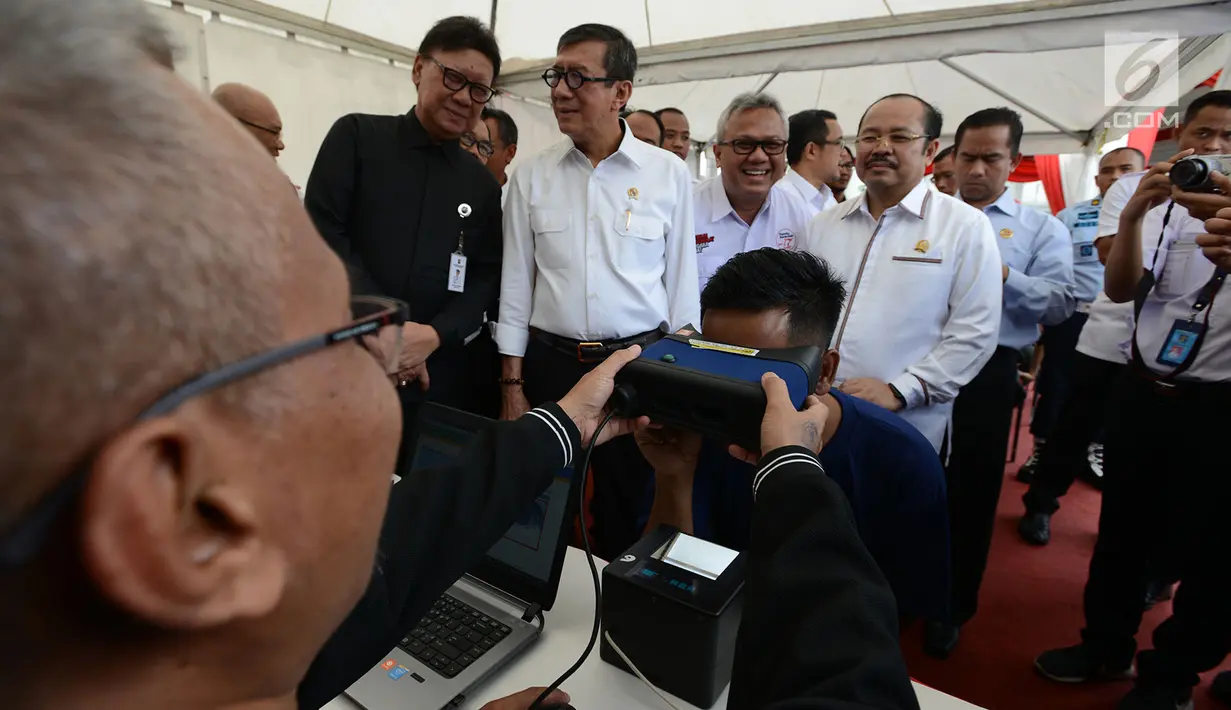 Mendagri Tjahjo Kumolo bersama Menteri Hukum dan HAM Yasonna Laoly dan Ketua KPU Arief Budiman melihat proses perekaman E-KTP bagi warga binaan di Lapas Narkotika IIA Cipinang, Jakarta, Kamis (17/1). (Merdeka.com/Imam Buhori)