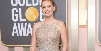 Jessica Chastain tampil memesona dalam balutan gaun Oscar de la Renta. Ia tampil anggun bersahaja dengan gaun penuh perhiasan ini. Foto: The Cut.