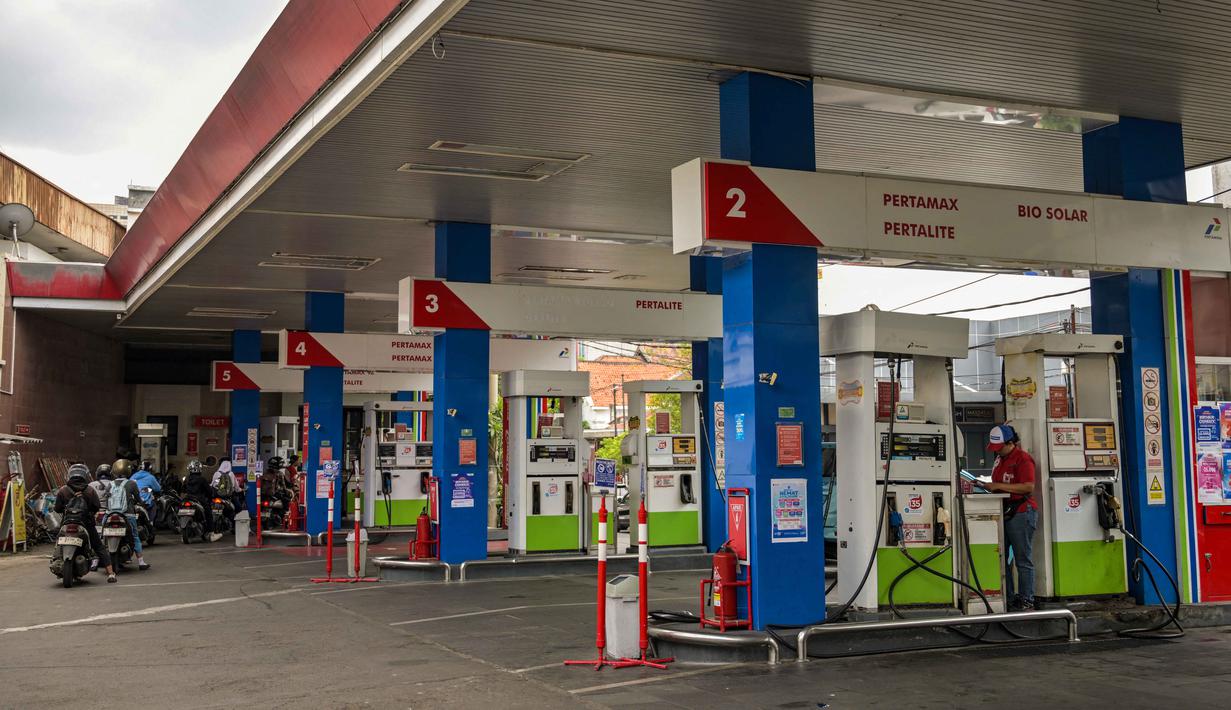 Menteri Energi dan Sumber Daya Mineral (ESDM) Bahlil Lahadalia di Kantor Kementerian ESDM, Senin (9/3/2026), mengungkap pemerintah telah menyiapkan berbagai langkah komprehensif untuk mengantisipasi dampak kenaikan harga minyak tersebut. Tampak dalam foto, para pengendara mengantre di sebuah Stasiun Pengisian Bahan Bakar Umum (SPBU) di Surabaya, Jawa Timur, pada Senin 9 Maret 2026. (JUNI KRISWANTO/AFP)