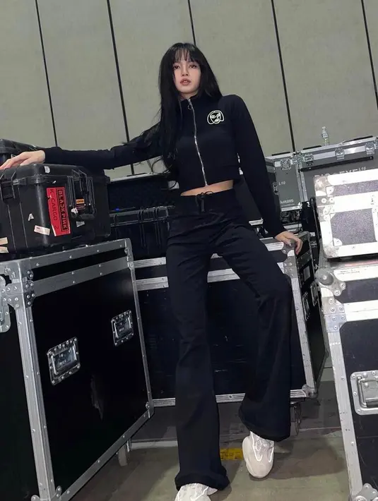Simple tapi modis, coba sontek gaya Lisa BLACKPINK satu ini. Padukan cropped tracksuits dengan sneakers (Instagram/lalalalisa_m).