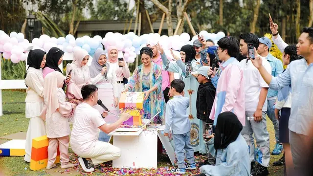 8 Potret Gender Reveal Anak Kedua Aurel Hermansyah, Ramai Semua Keluarga Datang