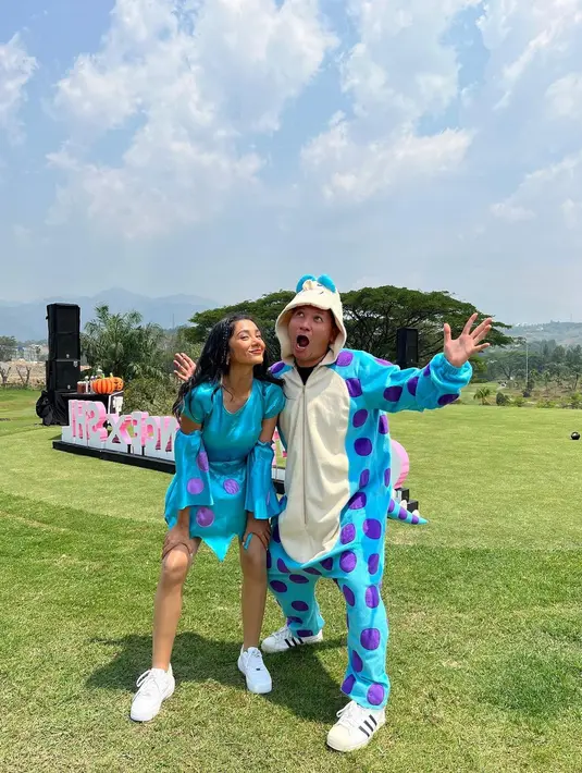 Fanny Ghassani sendiri tampil manis dengan kostum biru. Kostum biru ini berupa dress mini dengan detail cut out di bagian lengan dan polkadot ungu. [Foto: Instagram/fannyghassani]