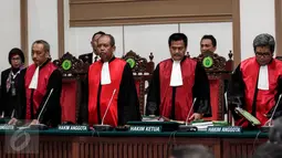 Majelis Hakim bersiap memimpin sidang kasus dugaan penodaan agama dengan terdakwa Basuki Tjahaja Purnama atau Ahok di Kementan, Jakarta, Selasa (9/5). Ahok menghadapi sidang vonis kasus dugaan penodaan agama hari ini. (Liputan6.com/Kurniawan Mas'ud/pool)