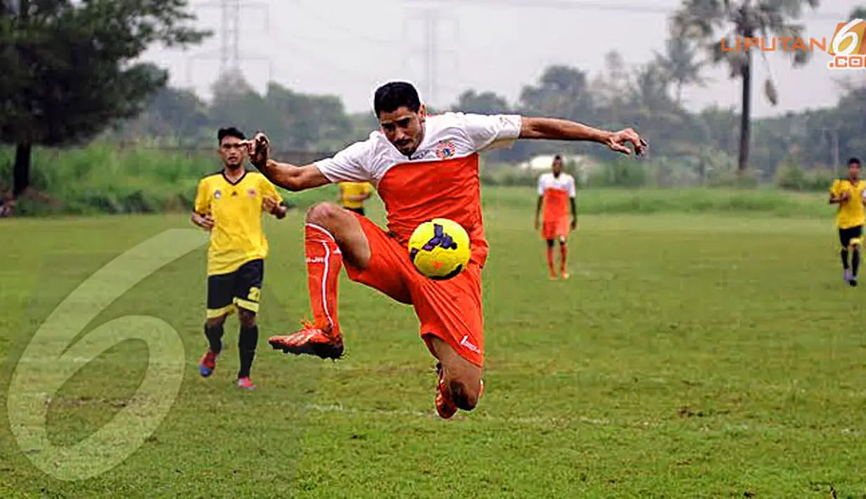 Mario Costas mencoba menahan bola yang diarahkan kepadanya saat laga uji coba dengan Urakan FC di POR Sawangan Depok pada Selasa 28 Januari 2014 (Liputan6.com/Helmi Fithriansyah).