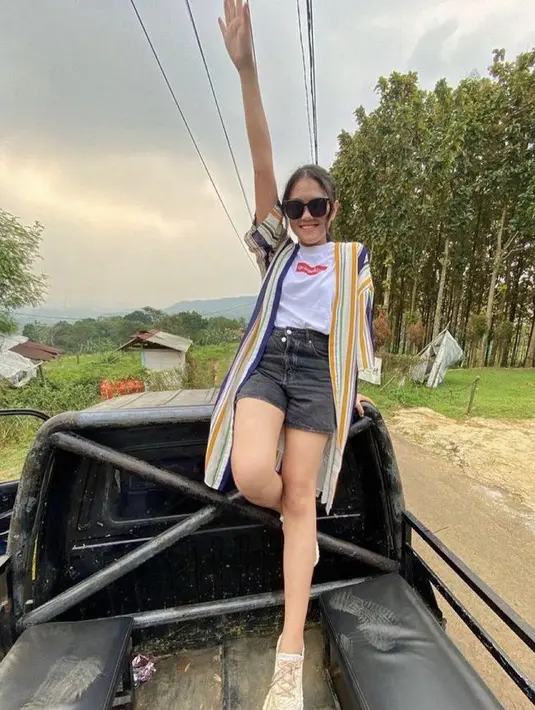 Sedangkan saat hangout, Kirana memilih mengenakan outer panjang dipadukan t shirt putih sebagai inner dan short pants denimnya. . @kiranavelovoiceee