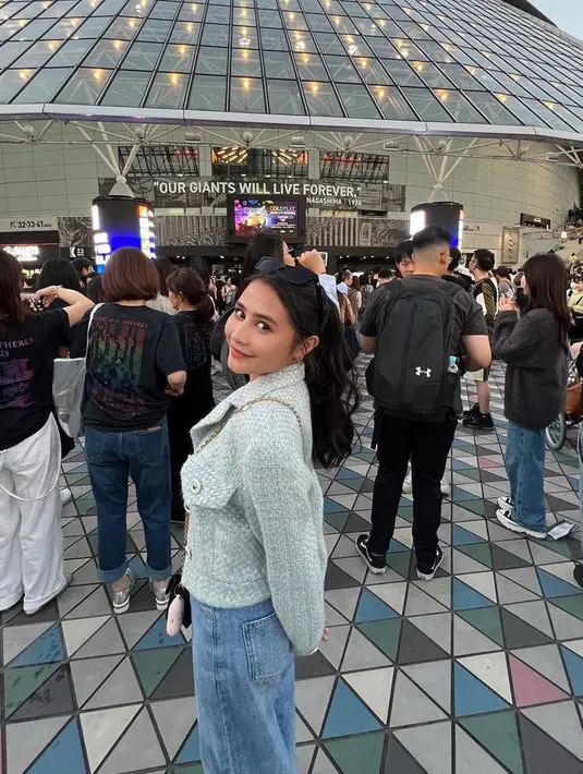 Prilly Latuconsina juga hadir di konser Coldplay Jepang, ia mengenakan blazer tweed dipadukan celana denim panjang. [@prillylatuconsina96]