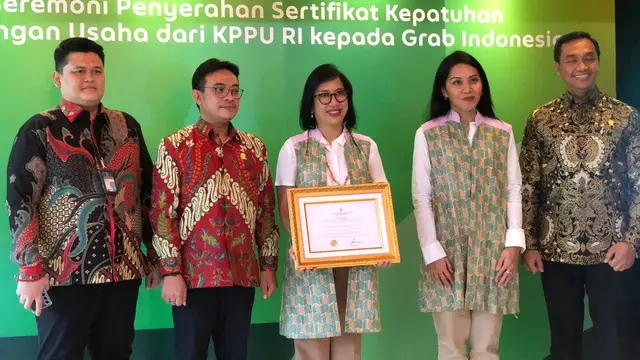 Seremoni penyerahan sertifikat kepatuhan persaingan usaha dari KPPU RI kepada Grab Indonesia, Senin (25/3/2024). (Foto: Liputan6.com/Tira Santia)