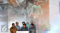 Wakil Presiden Jusuf Kalla (tengah) membubuhkan pesan saat menghadiri pembukaan pertemuan Pisagro, Kadin, ISEI di Jakarta, Senin (23/5/2016). Pertemuan membahas dukungan Implementasi Financial Inclusion untuk Petani. (Liputan6.com/Helmi Fithriansyah)