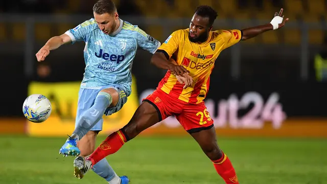 Pemain Lecce Lassana Coulibaly (kanan) dan pemain Juventus Teun Koopmeiners