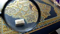 Kaca pembesar melihat Al Quran mini di Pondok Pesantren Almiizan, Kabupaten Bogor, Jawa Barat, Senin, (20/5/2019). Al-Quran mini dengan ukuran 10 mm x 10 mm tersebut seluruh aksaranya ditulis tangan menggunakan tinta emas serta ditulis di atas lembaran kulit kayu. (merdeka.com/Arie Basuki)